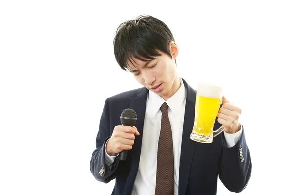 Homme d'affaires ivre avec de la bière — Photo