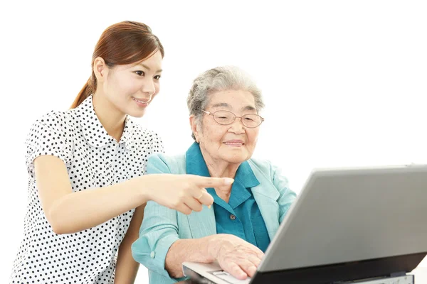 Mujer vieja disfruta de la computadora — Foto de Stock