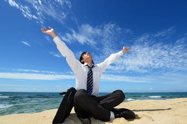 Man op het strand — Stockfoto