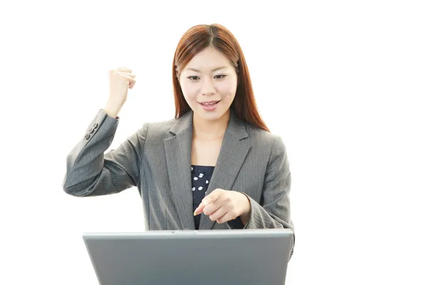 Die Büroangestellte, die glücklich posiert — Stockfoto