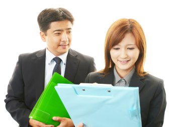 gülümseyen iş adamı ve iş kadınları