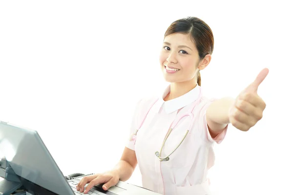 Улыбающаяся азиатская медсестра — стоковое фото
