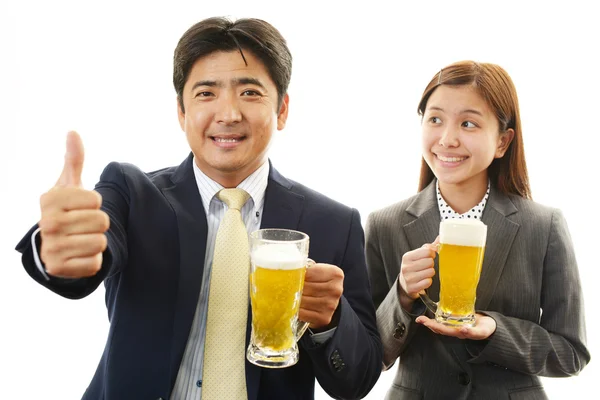 Pria dan wanita minum bir — Stok Foto