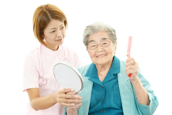 Donna anziana con personale medico — Foto Stock