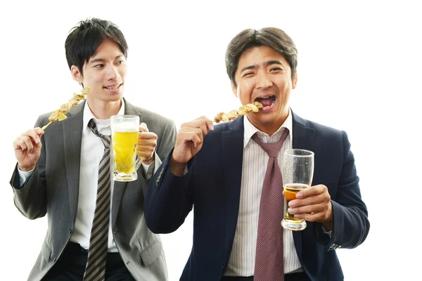 男性がビールを飲む — ストック写真