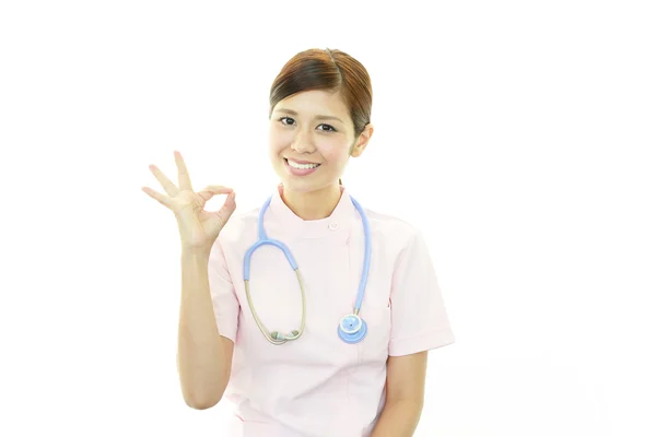 Lachende Aziatische vrouwelijke verpleegster — Stockfoto
