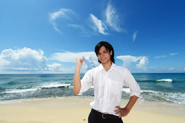 Человек на прекрасном пляже — стоковое фото