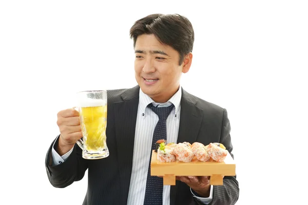 Człowiek lubi sushi i piwo — Zdjęcie stockowe