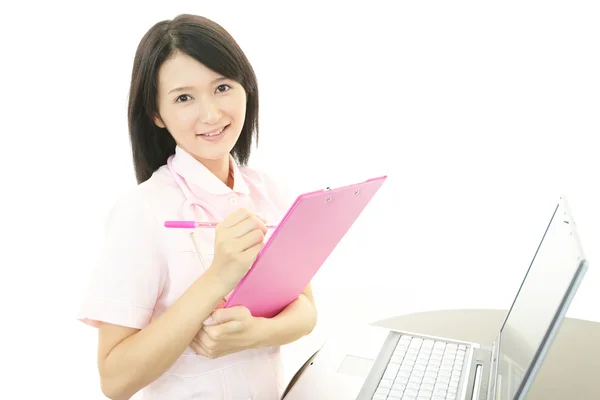 Sorridente asiatica infermiera femminile — Foto Stock