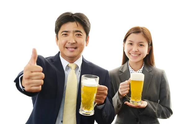 男性と女性がビールを飲み — ストック写真