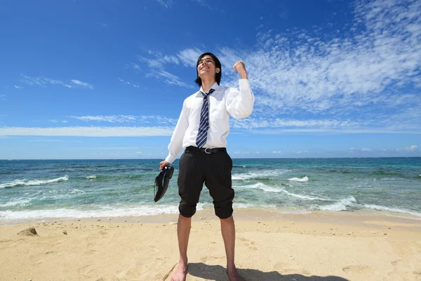 Человек на прекрасном пляже — стоковое фото