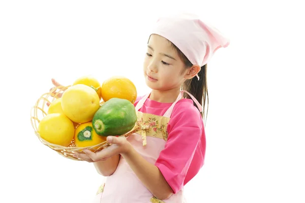 Ragazza sorridente che tiene frutta — Foto Stock