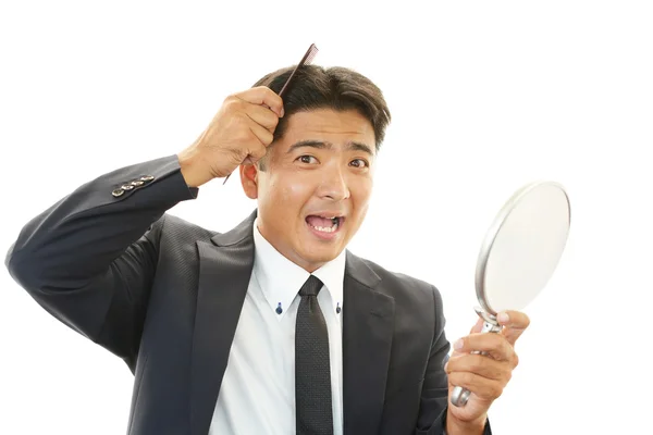 Uomo pettinarsi i capelli — Foto Stock