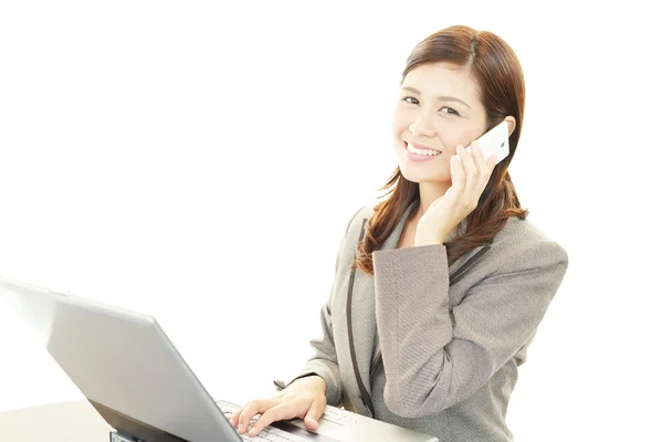 Zakelijke vrouw werkt op laptop — Stockfoto