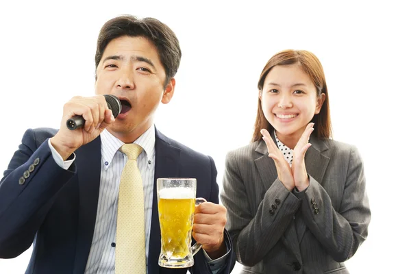 Homme et femme buvant de la bière — Photo