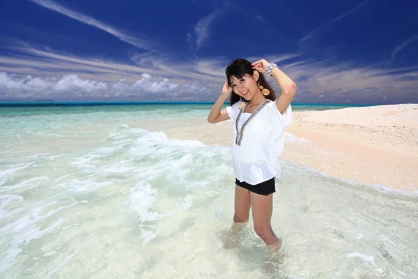 Mulher na bela praia — Fotografia de Stock