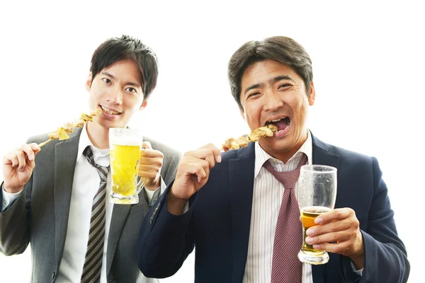 Hommes buvant de la bière — Photo