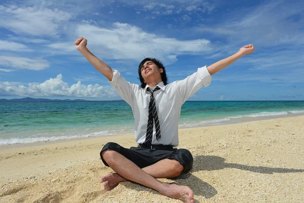 Man op het strand — Stockfoto