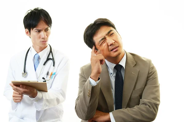 Doctor examining a patient — Stock Photo, Image