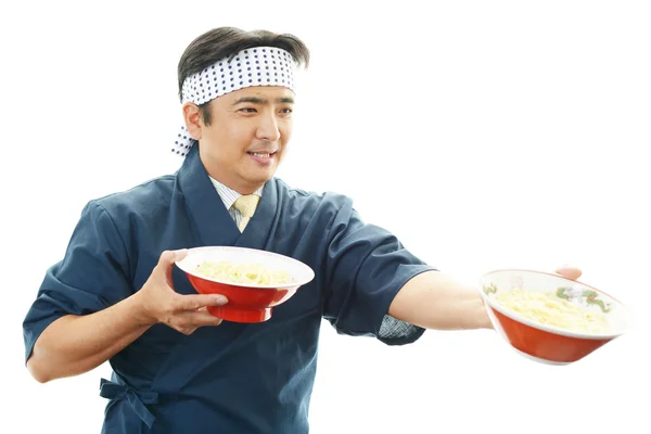 Chef asiático con fideos — Foto de Stock