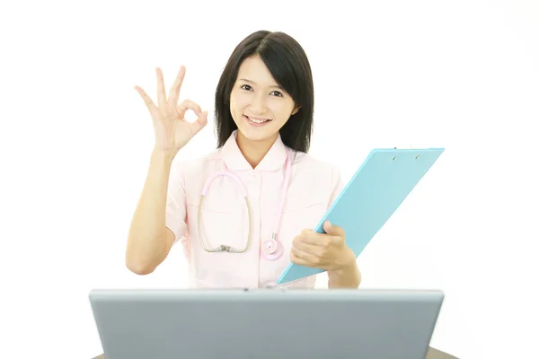 Sorridente asiatica infermiera femminile — Foto Stock