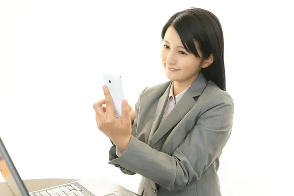 Усміхнена ділова жінка використовує ноутбук — стокове фото