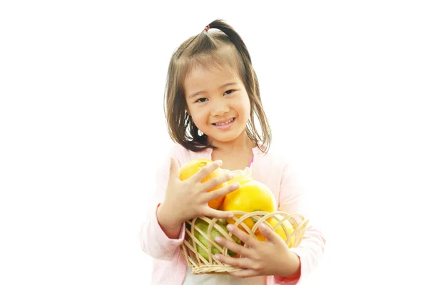 Happy kid anläggning frukter — Stockfoto