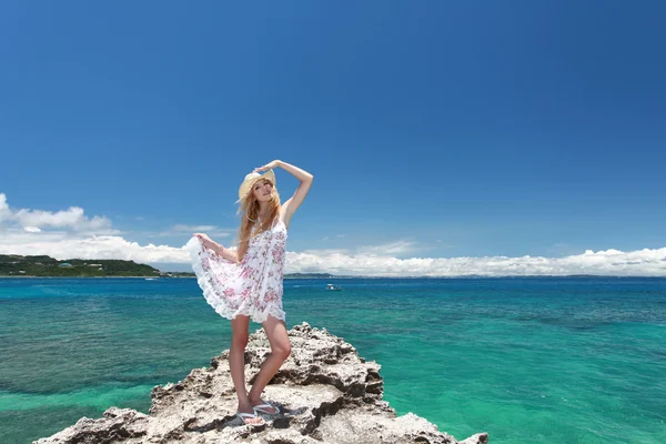 Femme sur la belle plage — Photo