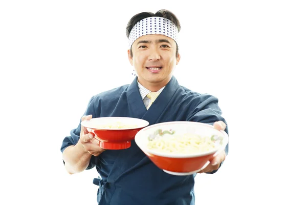 Chef asiático com macarrão — Fotografia de Stock