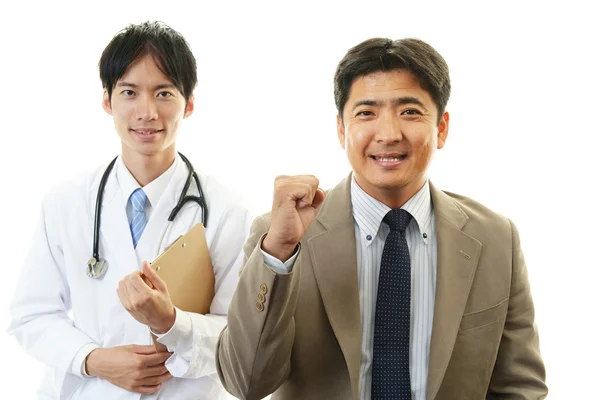 Leende asiatisk läkare och patient — Stockfoto