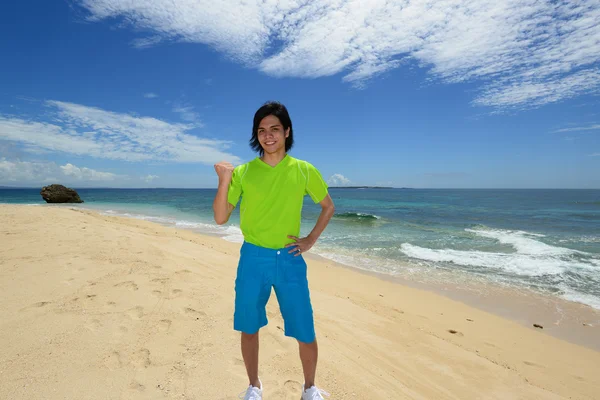 아름 다운 해변에서 남자 — 스톡 사진