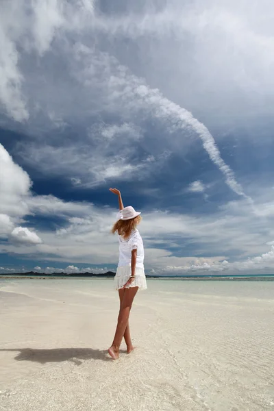 Donna sulla bellissima spiaggia — Foto Stock