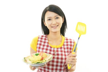 bir kadın giyiyor önlük