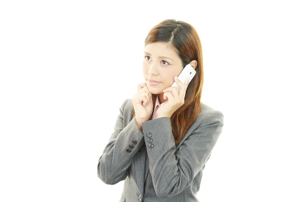 Teléfono inteligente con mujer . — Foto de Stock