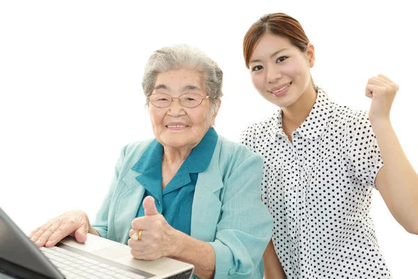 Mulher velha gosta de computador — Fotografia de Stock