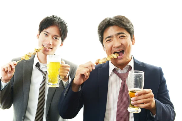 男性がビールを飲む — ストック写真