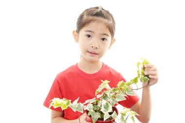 Asyalı kız gülümseyerek