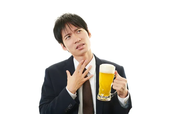 ビールを飲みながらハンサムな男の肖像 — ストック写真