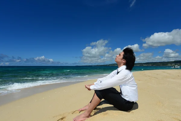 Man på stranden — Stockfoto