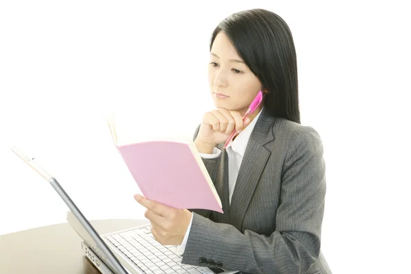 The female office worker who poses happily — Stock Photo, Image