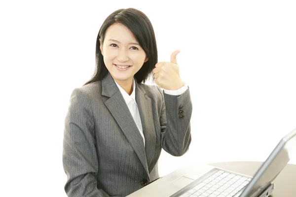 Vrouw met laptop — Stockfoto