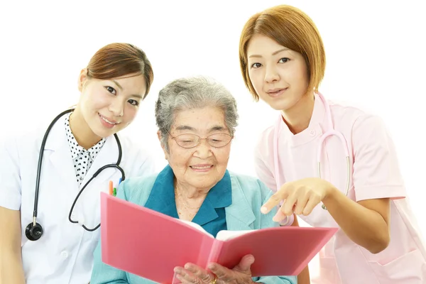 Senior woman with medical staff — Stock Photo, Image