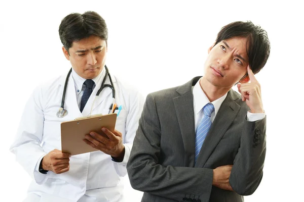 Doctor examining a patient — Stock Photo, Image