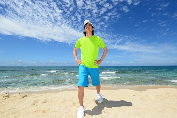 Uomo sulla spiaggia — Foto Stock