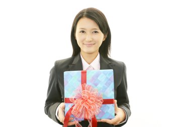 bir hediye ile gülümseyen kadın