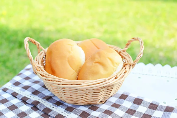 Desayuno de pan fresco y sabroso —  Fotos de Stock