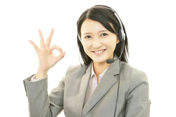 Operador de call center sorridente — Fotografia de Stock