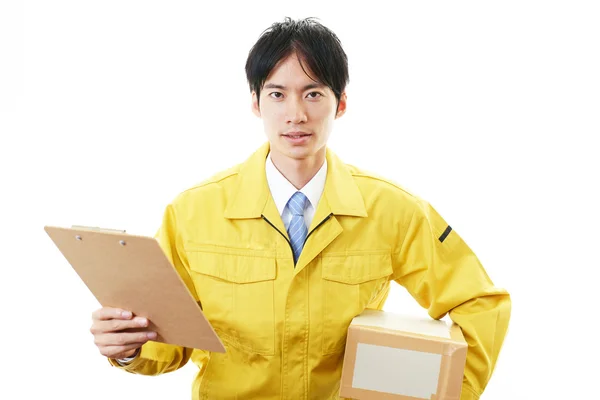 Aziatische courier leveren een pakket — Stockfoto