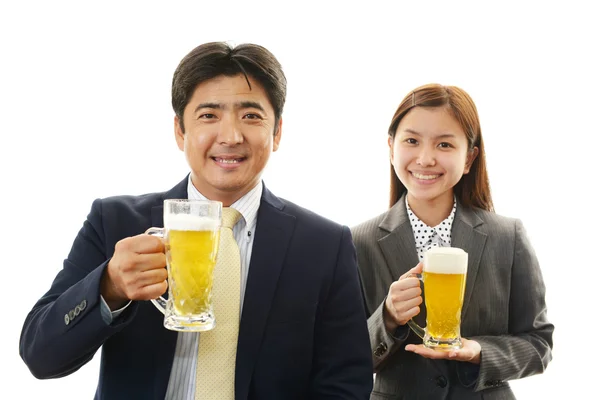 Mężczyzna i kobieta pijący piwo — Zdjęcie stockowe