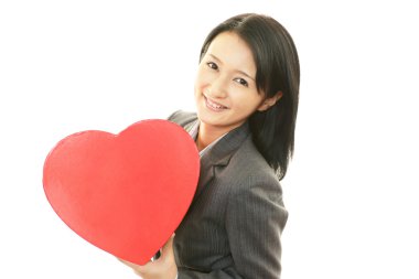 bir hediye ile gülümseyen kadın